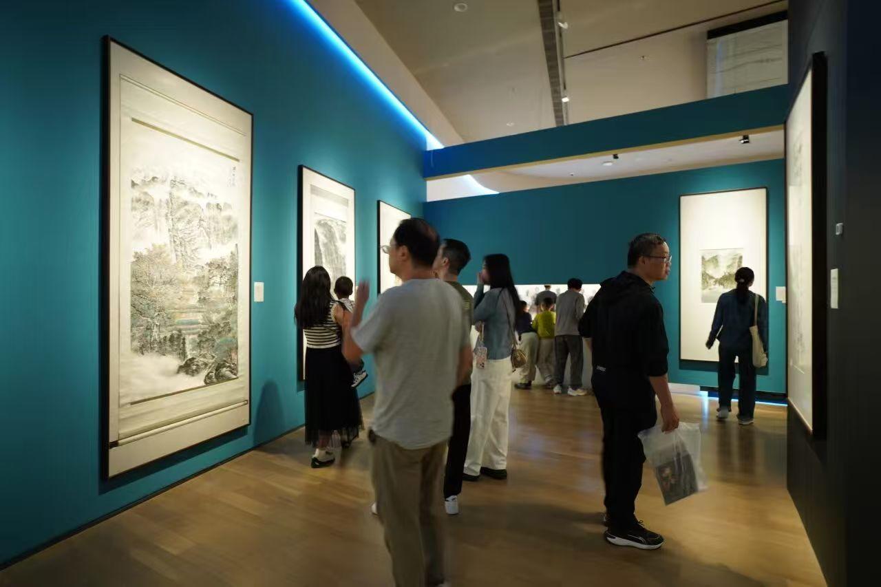 八展齐开 万人打卡 成都市美术馆“花的姿态”绽放国庆假期 配图
