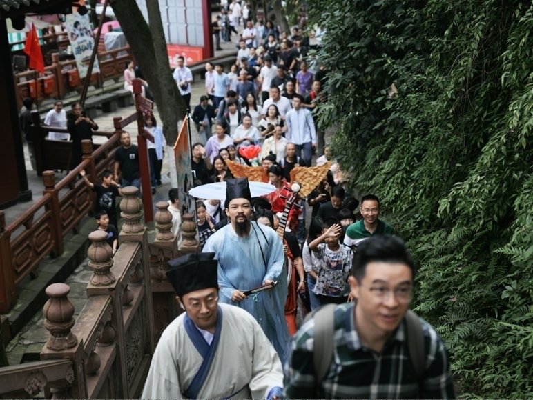 从看客到入戏，红色研学、文博非遗、百业场景在四川假日文旅市场深融合|三苏祠博物馆|四川省|国庆节|安顺场|成都市 配图