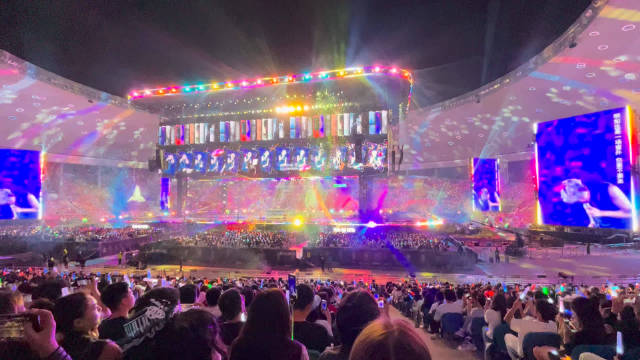 薛之谦成都演唱会彩色应援棒随曲目变换,斑斓灯海成名场面 配图