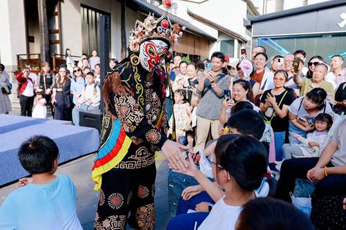 场景赋能艺术惠民 假期近65万人次领略成都非遗魅力 配图