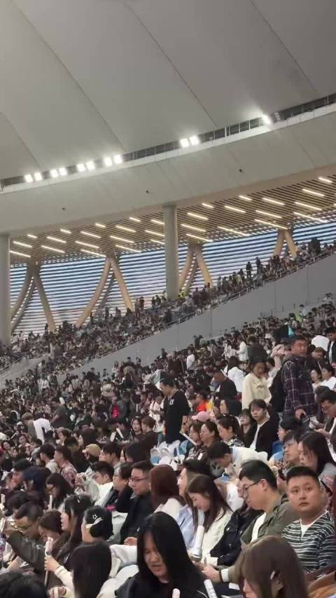 薛之谦成都演唱会倒数第二场满场星光 配图