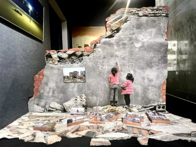 徐建东《浮生》摄影展亮相成都,策展人呼啸 配图