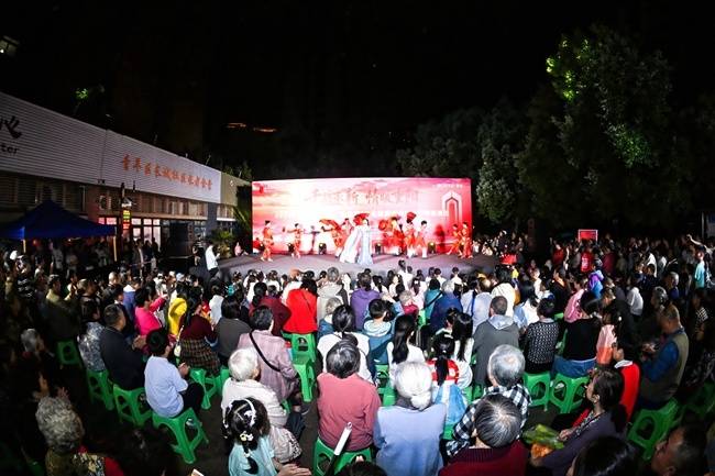市民家门口看戏 成都青羊重阳节惠民演出线上线下同步开展 配图