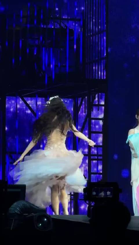 宋雨琦成都演唱会银河之舞造型震撼获赞